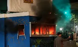 Viral! Pos Polisi di Slipi Dibakar Massa, Kepulan Asap Membubung
