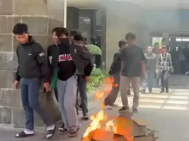 Ribuan Mahasiswa UINSA Surabaya Duduki Rektorat, Tuntut Rektor Muzakki Turun